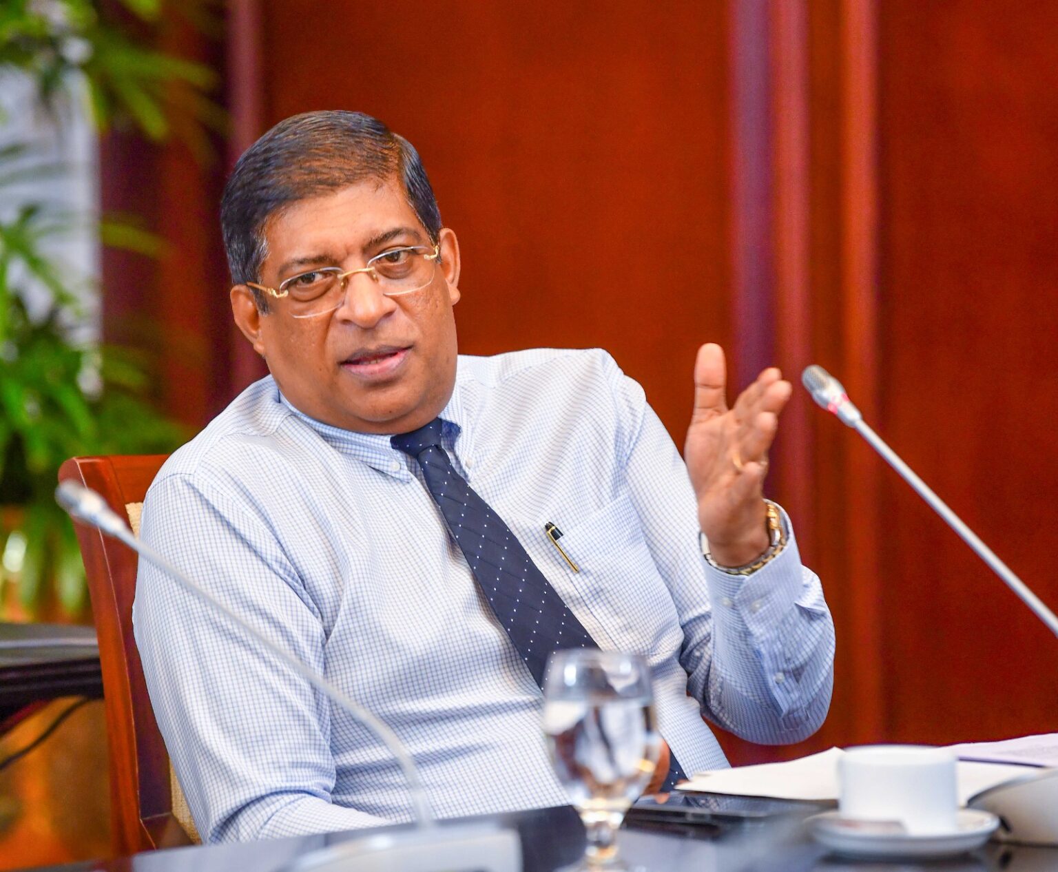 “අමානුෂිකයි” – හිටපු ඇමති රවී මහ බැංකුවේ ලොකු පඩි ගැන කියයි